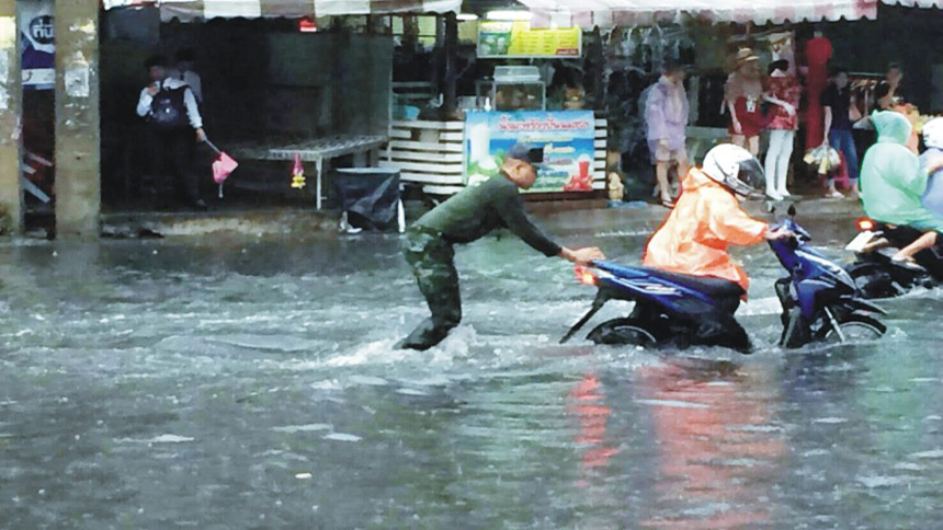 曼谷半夜迎来滂沱大雨多条路道淹水