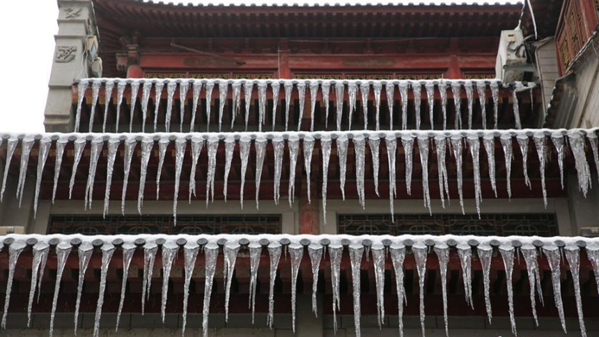 西安连降大雪 屋檐上挂满冰溜子