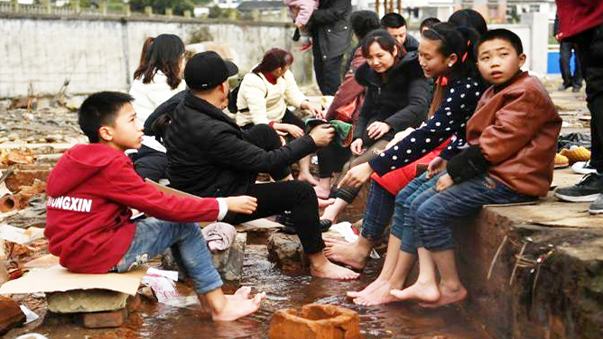 重庆一露天“温泉”成当地民众免费泡脚场