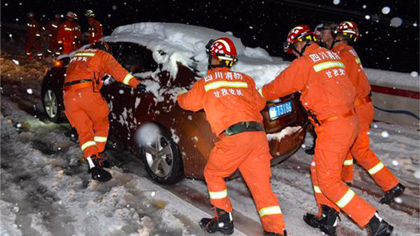 突降暴雪 四川折多山千辆车滞留