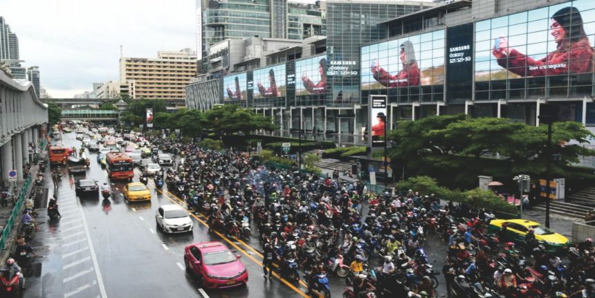 多个团体举行【汽车示威】赶巴育下台