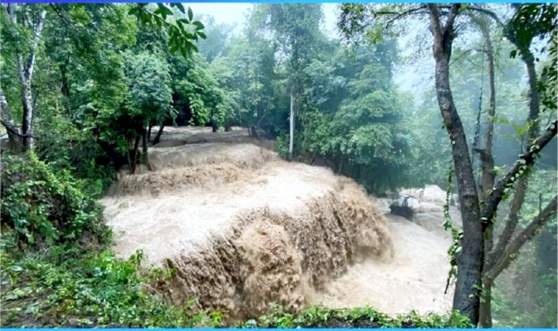 暴雨引发山洪 多个国家公园紧急关闭旅游景点